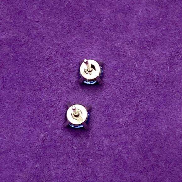 💛 Classic 14k White Gold Sapphire Stud Earrings - Picture 5 of 5